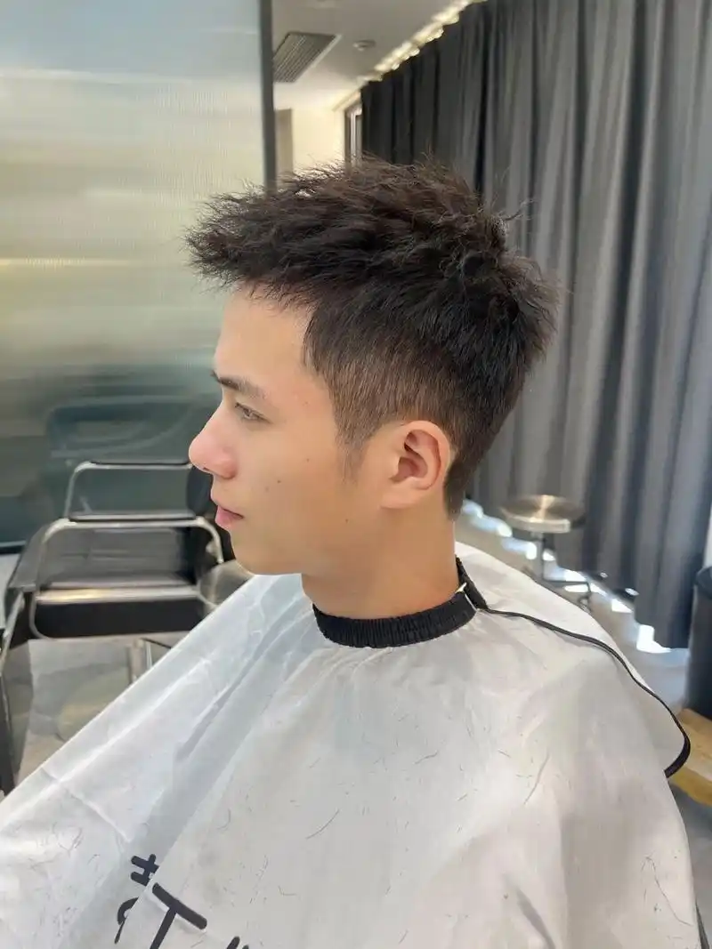 锡纸烫男士烫发 短发男生一定要尝试的一款免打理烫发男士前刺发型