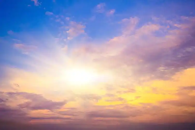 蓝天白云与太阳