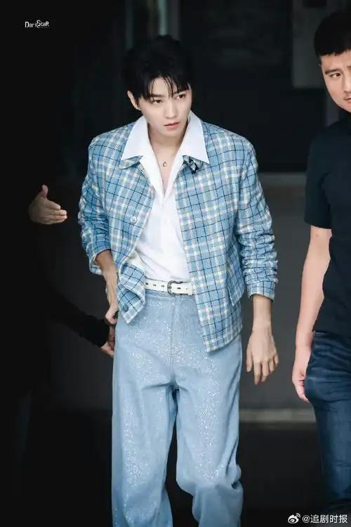 王俊凯蓝色格纹v领西装##老公姐的最高境界是茅威涛
