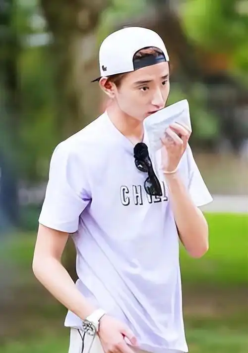 然而,成年后的于小彤身高已飙升至1米9,可见当年的药物并未给他带来