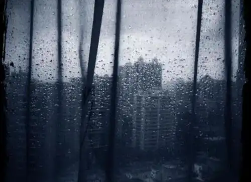 窗外,雨又下起来了,激情的一场雨,好像还带着闪电,是的你听,雷声都