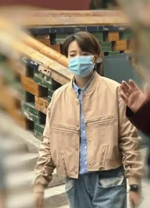 51岁董卿参加儿子公益活动,全身名牌贵气逼人,嫁百亿老公后享受阔太太