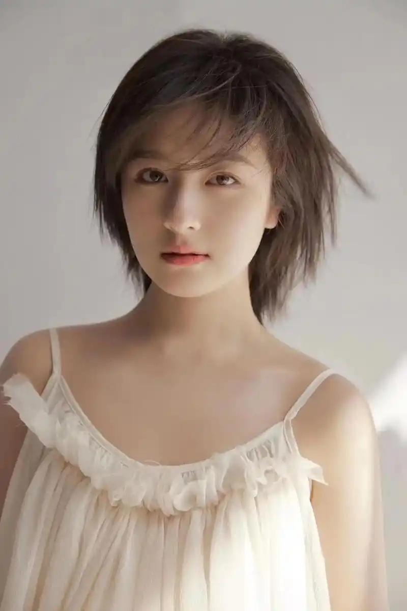 李兰迪氧气感写真 「身着白衣·心有绸缎         自 - 抖音