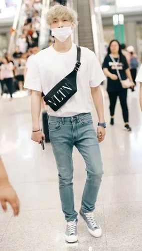 张艺兴白色t恤 浅色牛仔裤 黑色小腰包,典型男友风穿搭