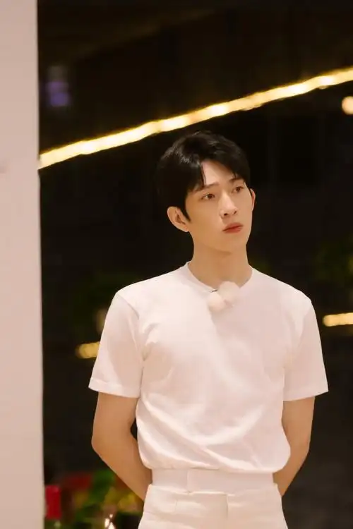 井柏然超话#井柏然朋友请听好2#让我们说悄悄话,说到沙哑,小井主播