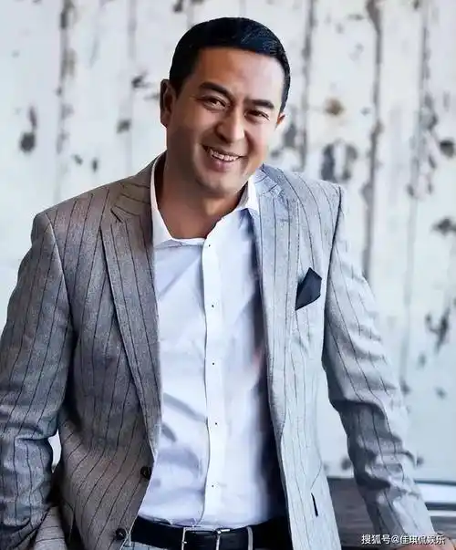 张嘉译最新照片曝光,头发斑白,弓腰驼背,病痛让他须倚人搀扶!