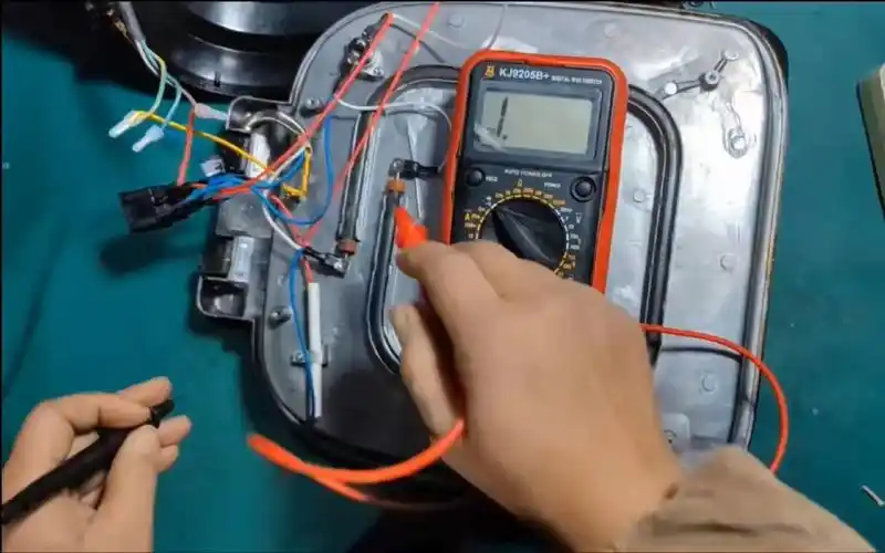 方形电饼铛总开关灯亮,上盘灯不亮,上下盘不加热,维修起来简单