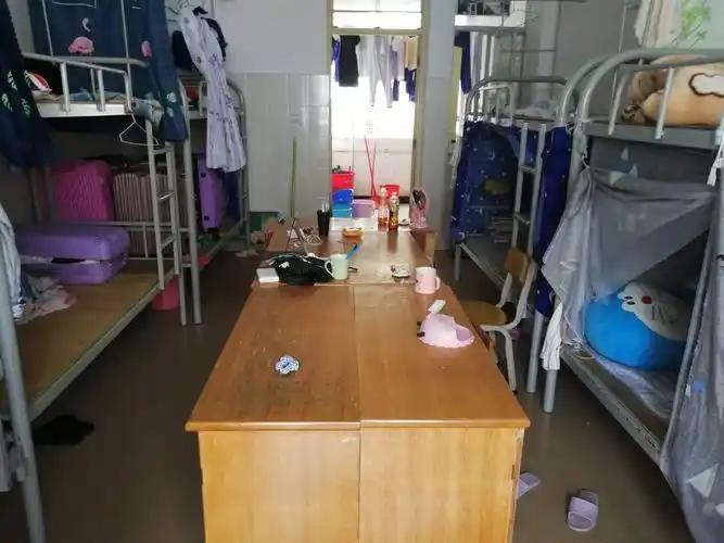 陵水中学宿管部对宿舍楼进行联合卫生检查