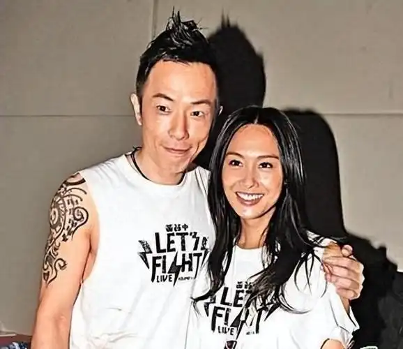 嫁给相貌平平丈夫的女星,个个如花似玉,却"鲜花插在牛粪上"