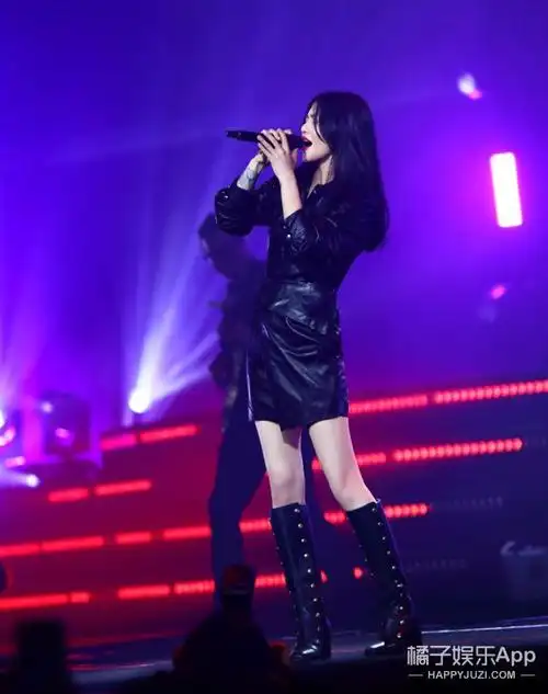 正文 谭维维穿了一身黑色连衣皮裙,搭配黑色长靴和黑发红唇也十分帅气