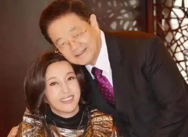 刘晓庆与79岁李谷一同框6岁之差宛如隔代一个像女儿一个似妈