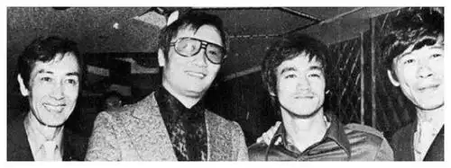 年轻时谢贤有多厉害跟李小龙合照站c位拍一部戏能买4栋楼