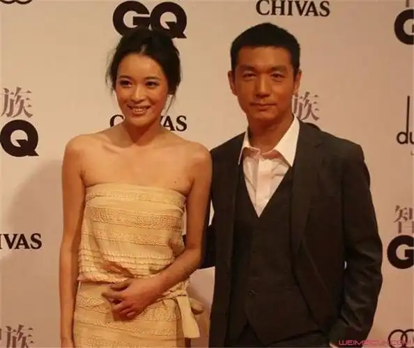 但也有人爆料,说邢佳栋压根就没有结婚,而且他也不可能结婚的.