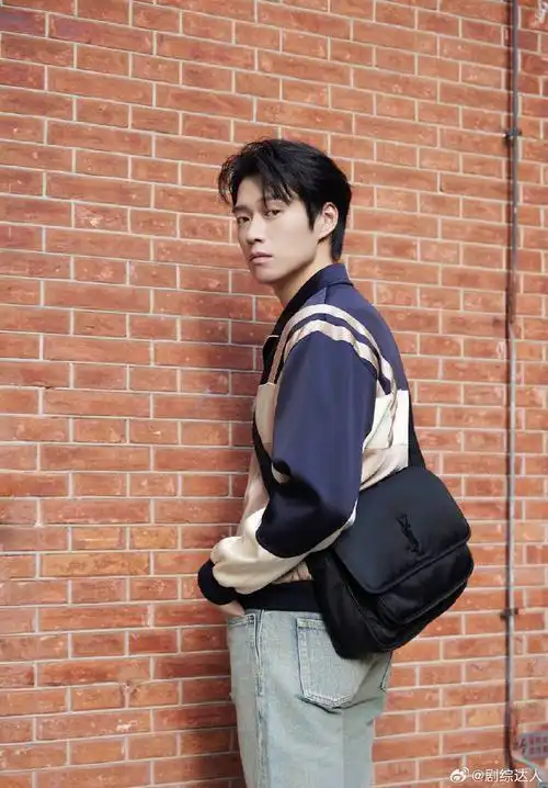 魏大勋潮男穿搭#大勋花发了新鲜照片(上街溜达版)大勋哥这小包挎低Ζ