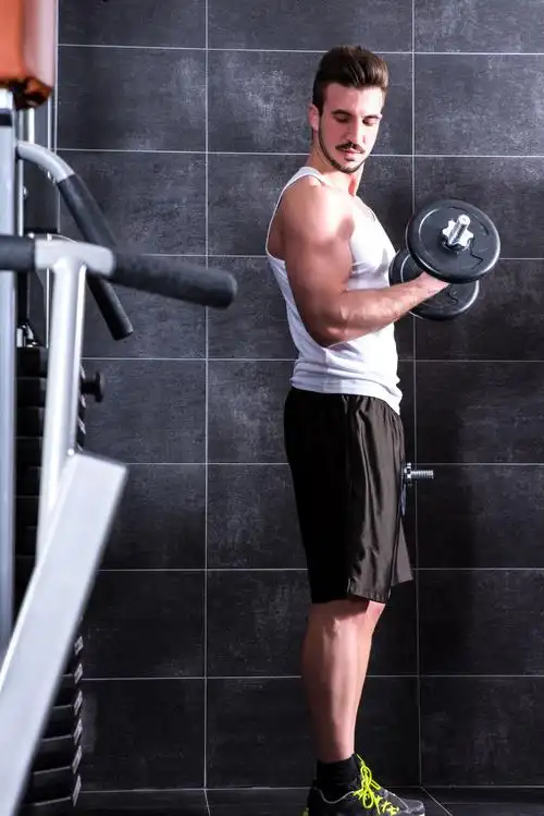 健身房里带着私人教练的休息的美女