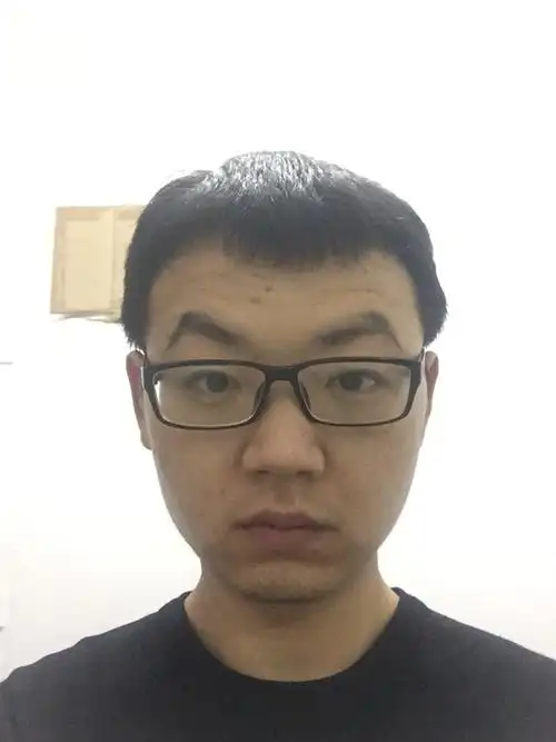 我爸鼻梁不高,我妈是塌鼻梁,所以我鼻梁低,小时候也没捏,一直靠眼镜