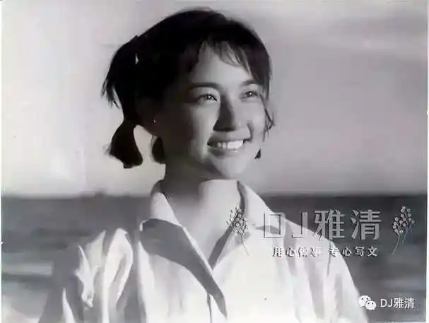 发现一张18岁刘晓庆当知青时的照片,太漂亮啦!