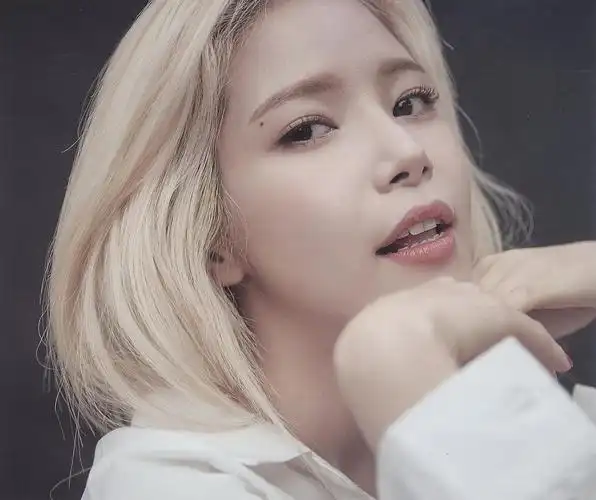 兄弟们 进来发点女爱豆漂黄头发的图