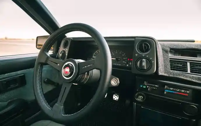 尽管如方向盘,排挡头一类已经更换成新部品,但内饰板,座椅等,要保持原