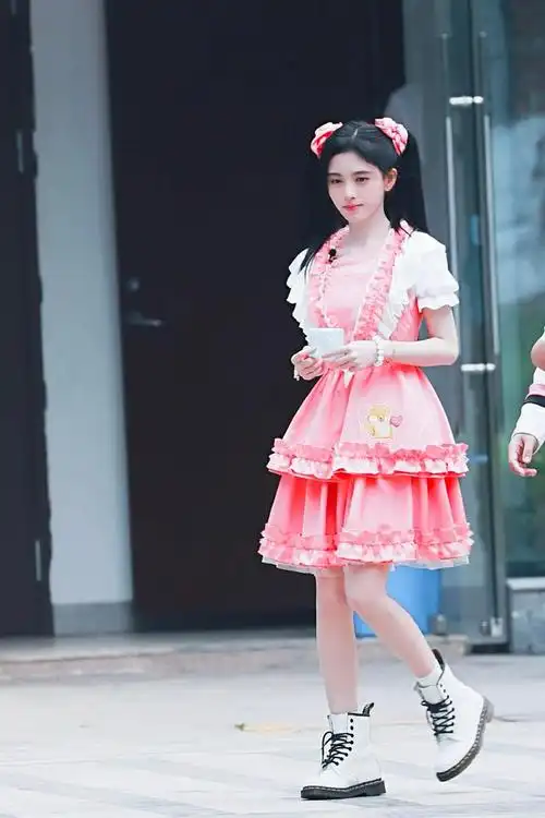 鞠婧祎太可爱了,穿粉色洛丽塔裙配双马尾,真不敢相信她成年了