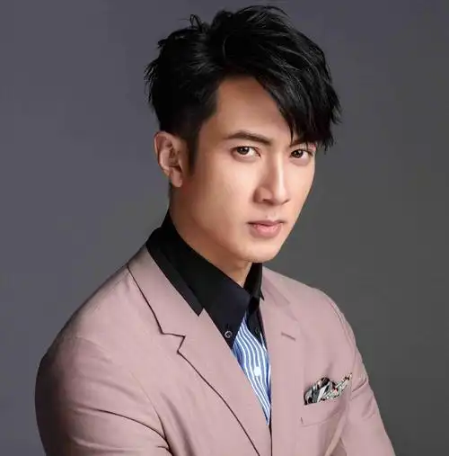 吴尊称女儿为"二老婆",评论区沦陷连忙删评,类似行为不止一次