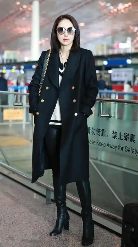 董璇穿风衣内搭v领针织衫,配黑色高跟长靴,看着很美又很酷!