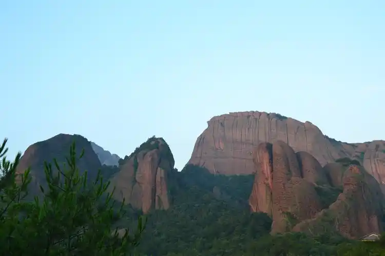 p>龟峰风景名胜区位于 a target="_blank" href="/item/江西省