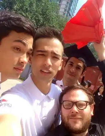 韦唯晒二儿子高中毕业照 中瑞混血帅哥被赞