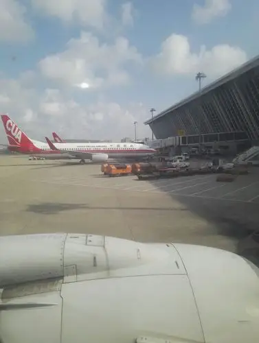 首先来到虹桥机场准备前往哈尔滨,开始了暑假的旅游.