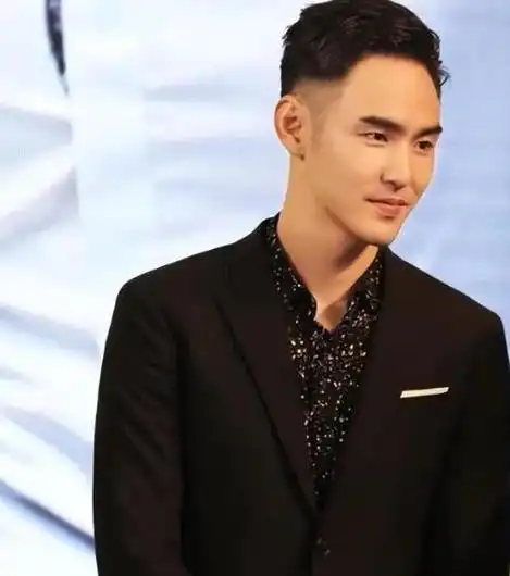 头发少对颜值伤害有多大邓超45岁高发际线阮经天留长发显年轻