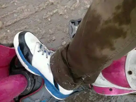 (喂哥们,你鞋湿了)