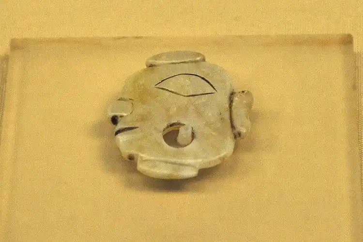 陕西历史博物馆展出的石峁出土人面玉器 /by siyuwj,cc-by-sa 4.0授权