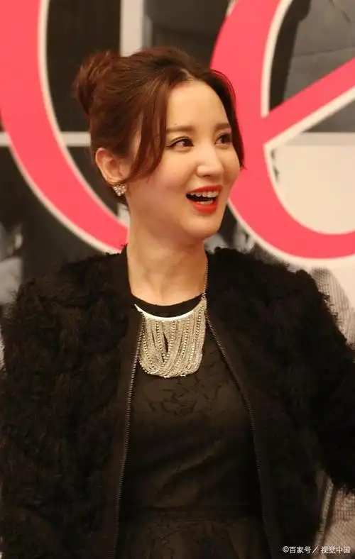 张萌是一位实力派女演员,她曾经因为在《离婚律师》中饰演出轨的焦