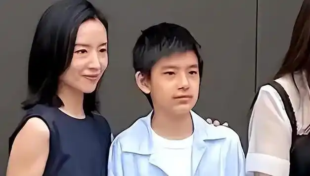 董洁停工陪儿子14岁顶顶长相神似梁朝伟10年时间父母终于破冰