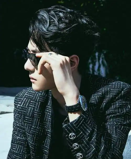 王一博亮现身chanel秀场,与权志龙同框,十分吸睛-第4张图片-绍兴汽车