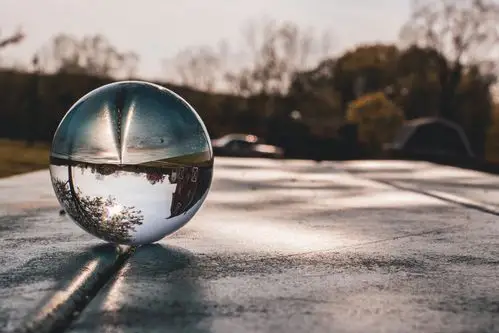 透明玻璃球的浅焦距摄影