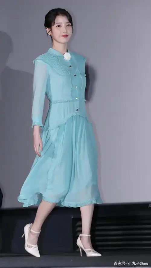 闪闪发光!iu李知恩仙女裙亮相活动,脖子上的小黑痣都散发着魅力