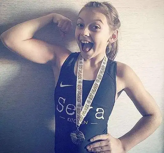 美10岁女孩练举重4年 现可举起90斤杠铃