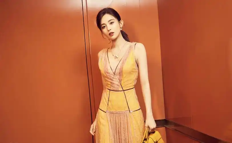 26岁古力娜扎与53岁刘嘉玲撞衫一个女神范一个女王范