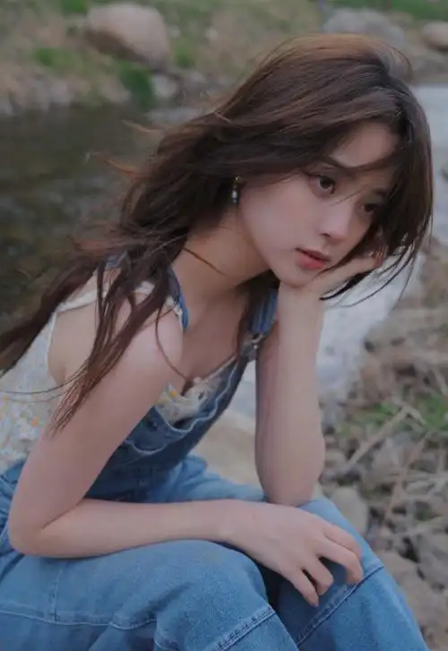 一键举报图片简介: 5月16日,欧阳娜娜在微博晒出夏日写真美照,她穿着