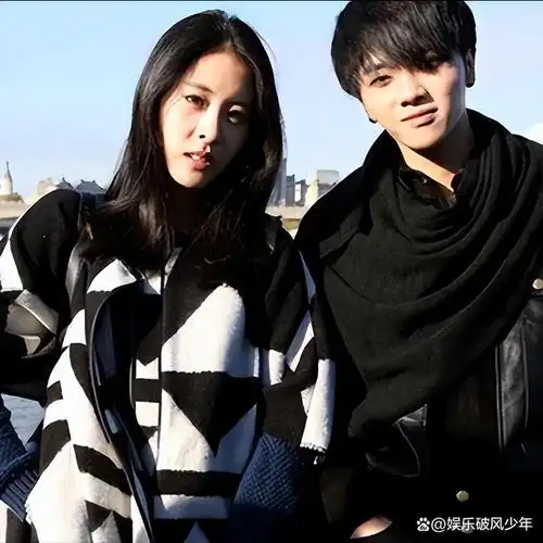 五四青年节那一天,华晨宇在海边举办的音乐会引起了相当大的轰动.