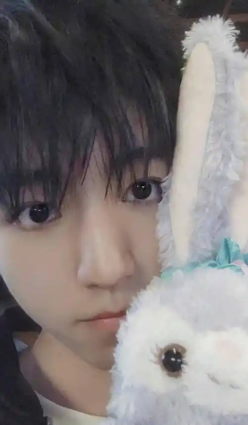 王俊凯小时候拍大学课本的照片,还换上了萌猫特效,好可爱!