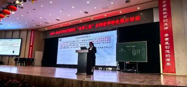 教育专业负责人杨朝晖教授指出张玲玲老师作为教学专业成长发展的典型