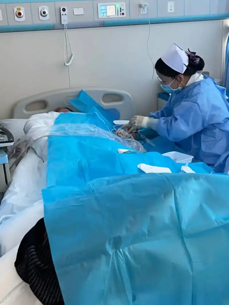 我的老公趟在病床上,#住院的日子 你一定要坚强与病魔战斗到底 - 抖音