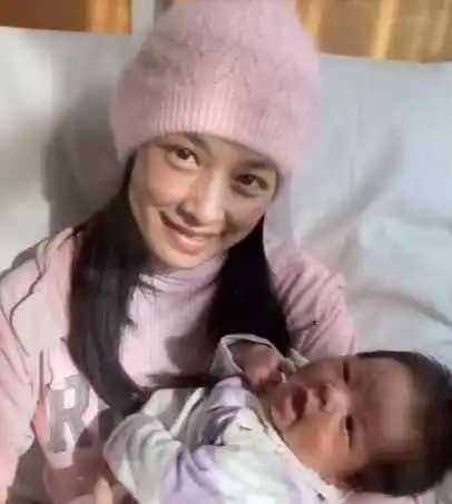 张庭晒8年前"坐月子"照,包裹严实抱着儿子,无美颜镜头很真实