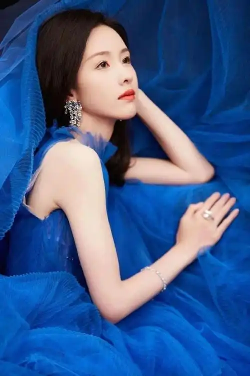 陈都灵蓝色衣裙.拍照好高清啊__财经头条