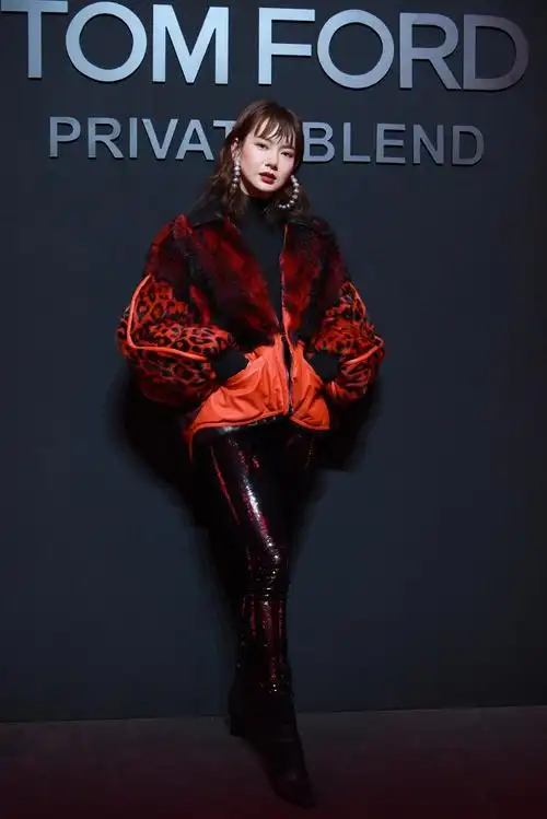 戚薇穿红色豹纹外套狂野魅惑,时髦感爆棚