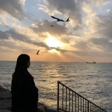 海边背影女浪漫 2023海边背影头像唯美清新