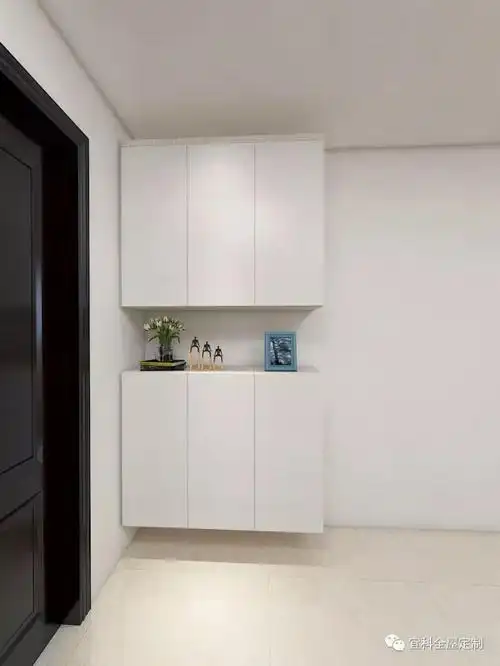 开放式的鞋柜隔断是指在进门处靠墙的位置设计一整面的墙柜,墙柜的