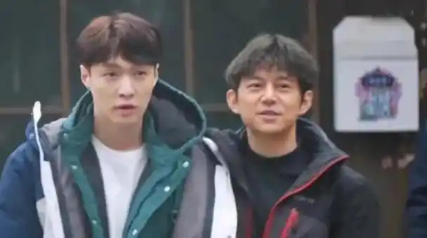 在拍摄《向往的生活》之际,何炅对张艺兴的细心呵护,尽显温暖之情.